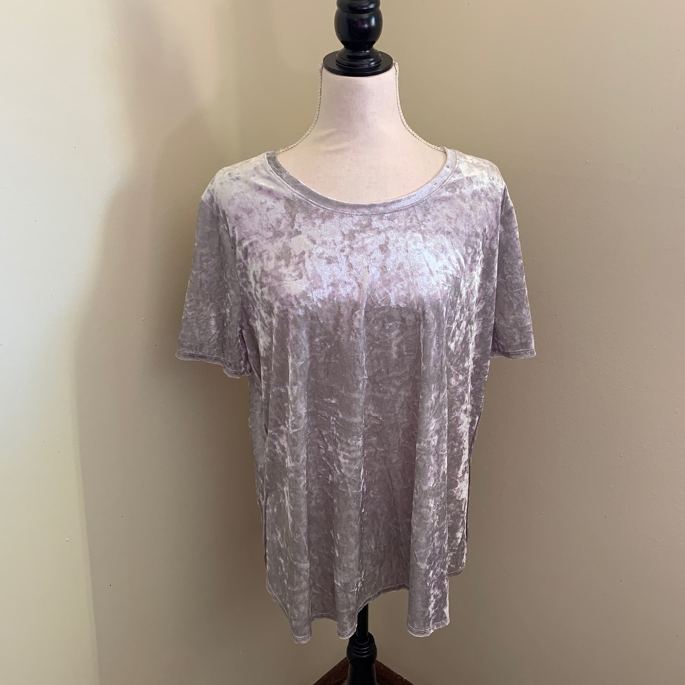 Crushed velvet short sleeve tunic top.